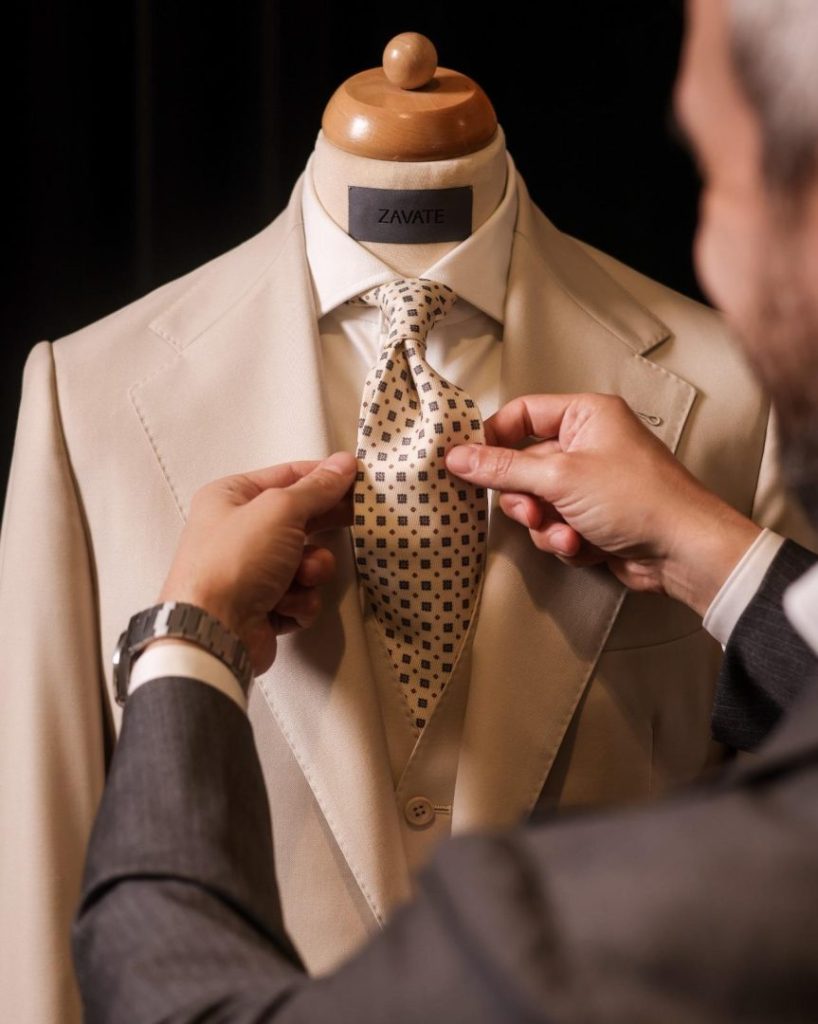 Costumul de ceremonie ZAVATE – Stil, rafinament și măiestrie pentru momente unice