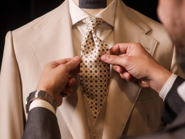 Costumul de ceremonie ZAVATE – Stil, rafinament și măiestrie pentru momente unice
